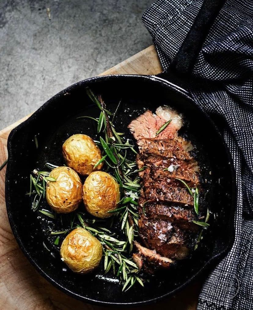 Grilovaný steak, s pečenými rozmarínovými baby zemiakmi