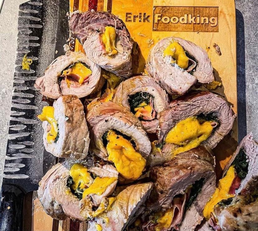 Roláda z karé plnená špenátom, slaninkou a cheddarom