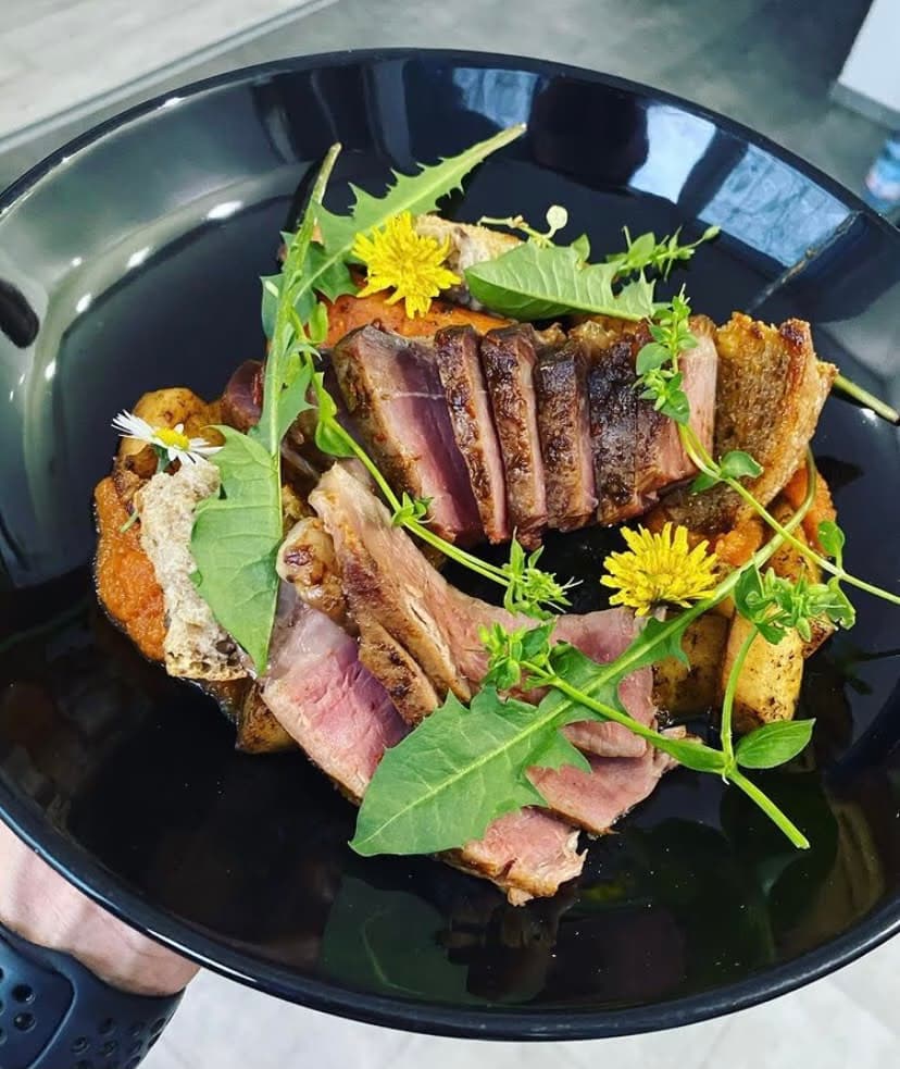 T-bone steak s mrkvovou variáciou a pečeným petržlenom